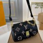P135 (Folding Box)size&iuml;&frac14;�25&Atilde;�15LV Louis Vuitton's new embossed Favorite cloud bagThe