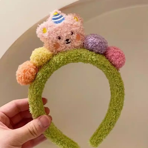 Cute little bear face-washing hair band, green.