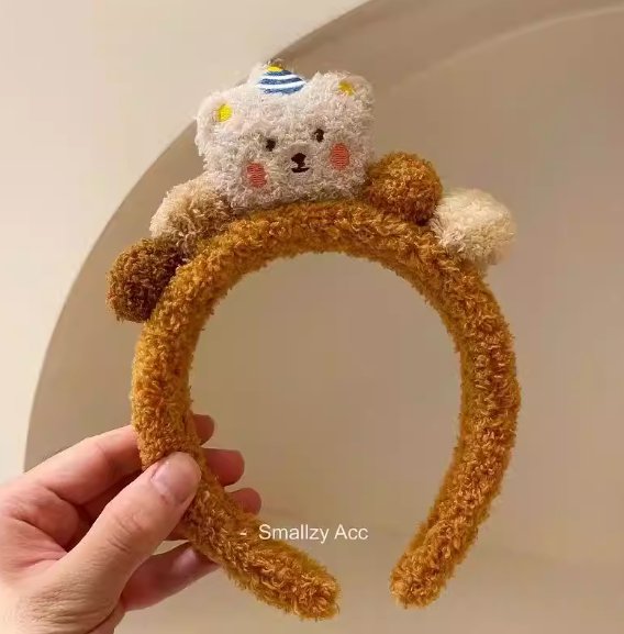 Cute little bear face-washing hair band, brown color.