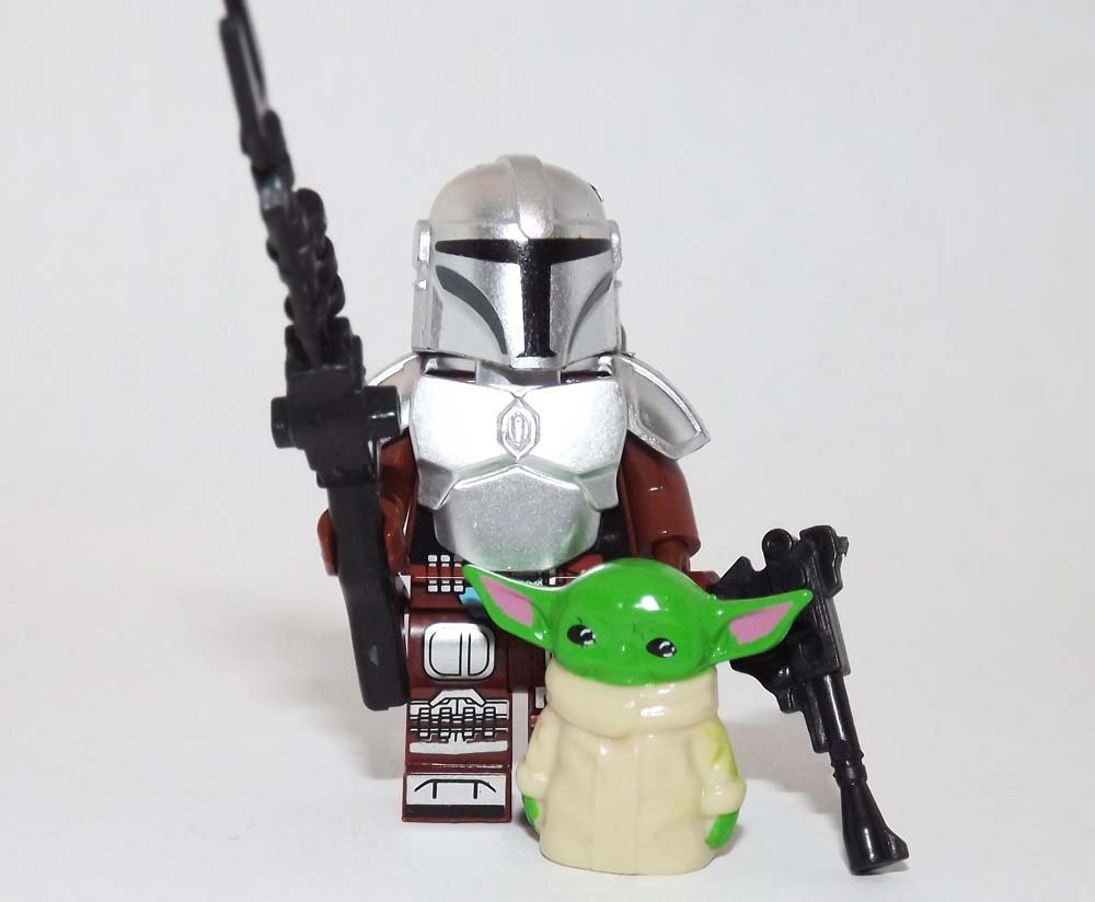 Mandalorian with Grogru Minifigure Block Toys
