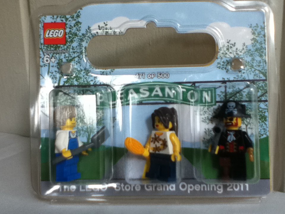 Lego Minifigure Set Pleasanton Store Grand Opening (2011) New! RARE!