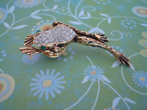 TREE FROG PIN/BROOCH Gold Color, Swarvoski Crystal Pin