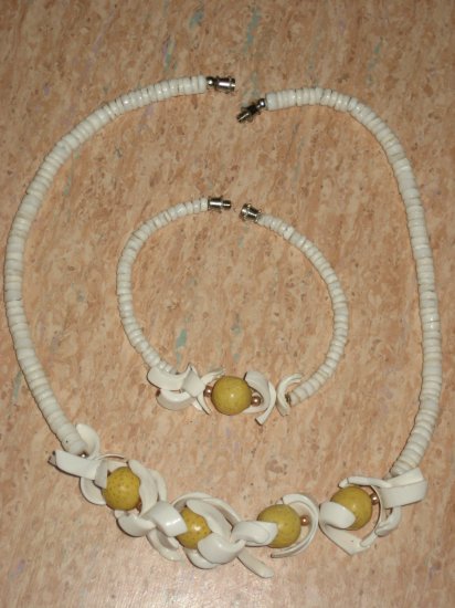 White necklace with bracelet
