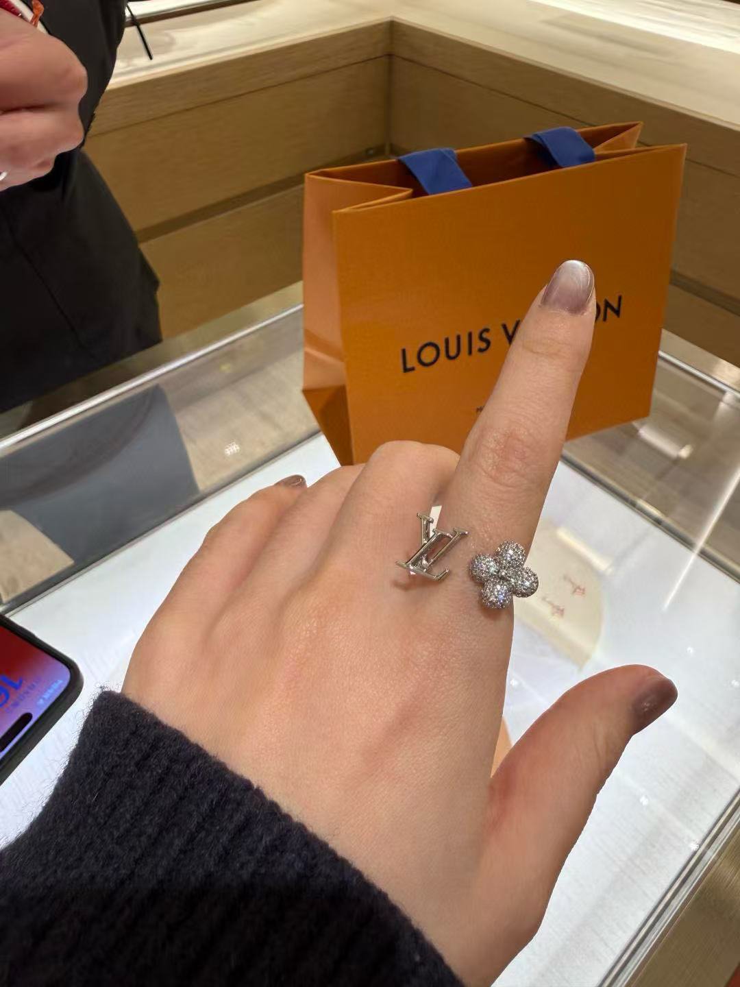 LV versatile accessory bracelet (89)
