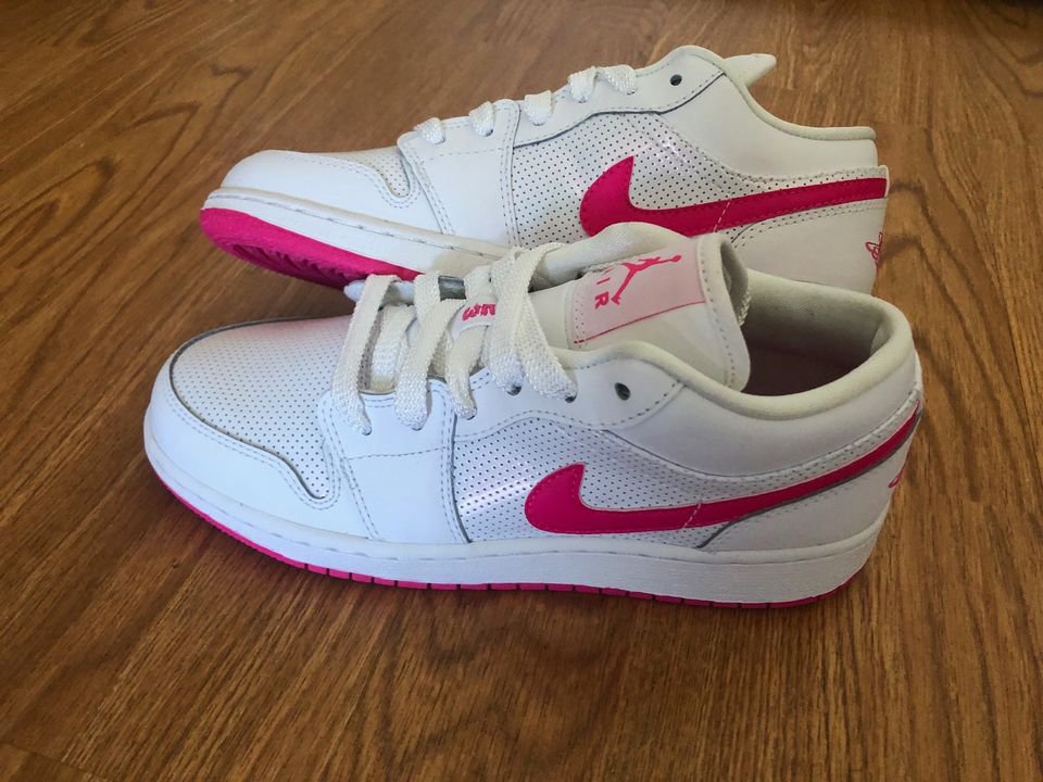 New Air Jordan Girls low shoes - Size 4.5Y
