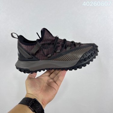 150The  ACG Mountain Fly Low GTX SE outdoor shoe features GORE-TEX waterproof techn