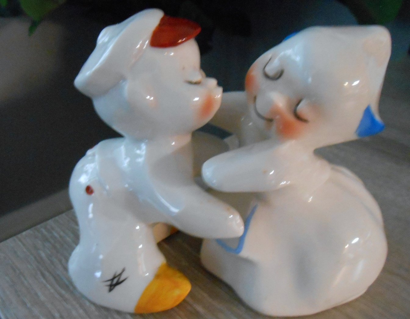 Vintage 1950s Van Tellingen Salt & Pepper Shakers Kissing Hugging Dutch Boy and Girl  101