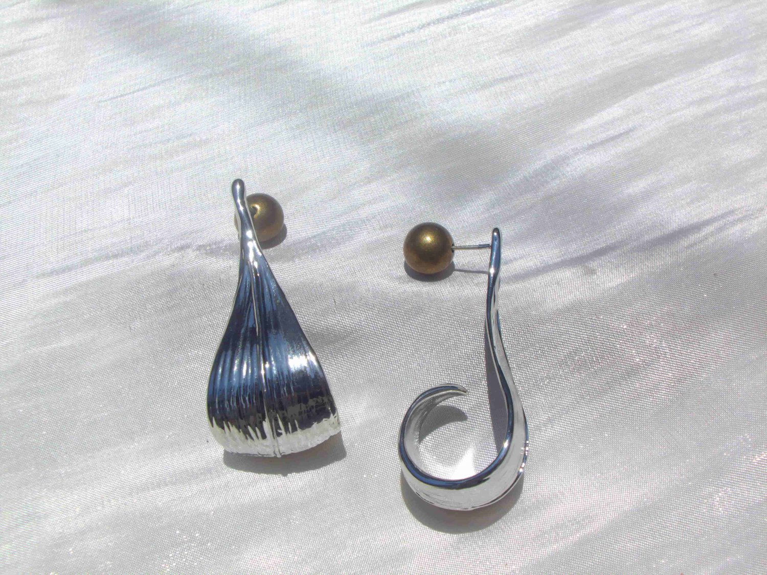 Three-dimensional brushed silver needle earrings