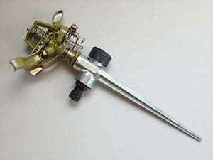 Pulsating Sprinkler with Metal Spike