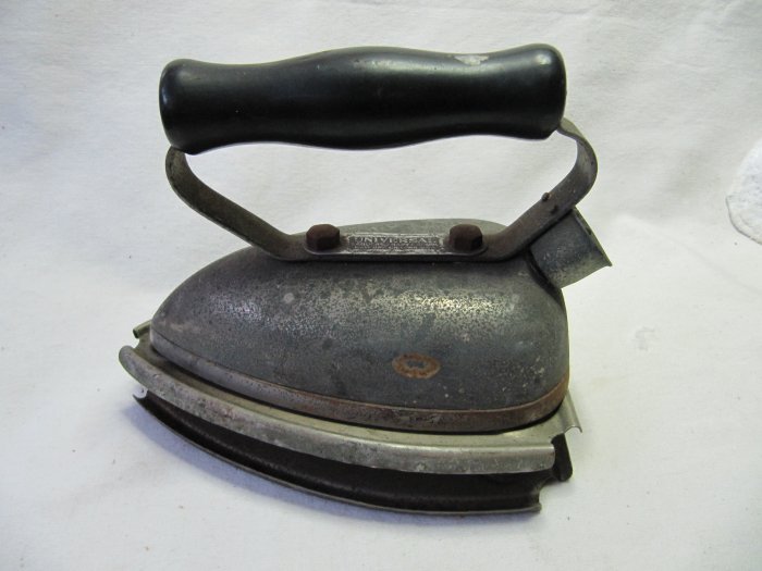 3 Prong Plug >> Antique Landers Frary & Clark Universal Iron with Original Hot Plate No. E-909 c 1914 3 Prong Plug >> Antique Landers Frary & Clark Universal Iron with Original Hot Plate No. E-909 c 1914