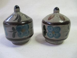 Mexican Mexico Glazed Ceramic Pottery Salt Pepper Shakers Traditional Grey Green Floral 3x2.25 In