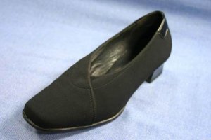 THERESIA M BLACK FABRIC LOW HEEL PUMPS 3.5/6.5 EUC