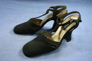 KENNETH COLE NEW YORK BLACK T-STRAP PUMPS 10 AA NEW