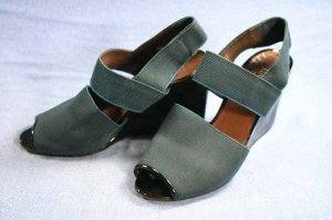 LUC BERJEN PARIS HIGH WEDGE SANDALS 38/7 M