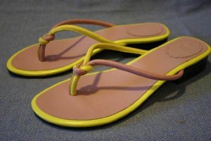 THE GAP WOMENS YELLOW/LILAC THONG SANDALS 7 M MINT