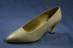 NINE WEST WOMENS BONE LEATHER MID HEEL PUMPS 7 W MINT
