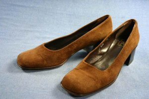 JOAN & DAVID $235 BROWN SUEDE MID HEEL PUMPS 7.5 N