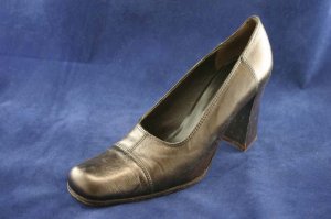 BCBG MAXAZRIA BRONZE LEATHER HIGH HEEL PUMPS 7 B