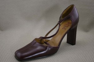 BCBG PARIS BURGUNDY LEATHER X-STRAP PUMPS 8 B MINT