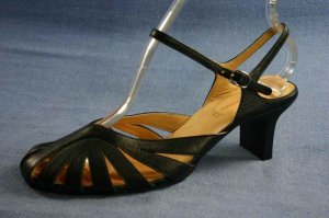 GREYHOUND FOOTWEAR BLK LEATHER ANKLE STRAP PUMPS 39/8.5
