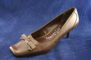 KENNETH COLE REACTION WOMENS BROWN LEATHER BOW PUMPS 7