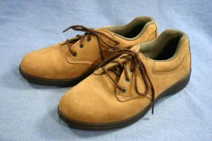 NEW BALANCE WOMENS COMFIT TAN NUBUCK WALKING SHOES 7 B