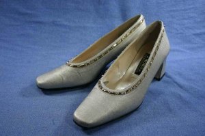J. RENEE CHAMPAGNE FABRIC/RHINESTONE EVENING HEELS 7 M