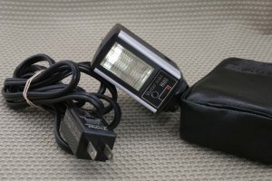 VIVITAR 252 w/ SB-1 AC cord AUTO THYRISTOR FLASH MINT