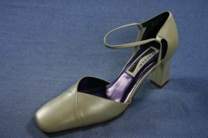 CARESSA PEARL GOLD LEATHER ANKLE STRAP PUMPS 7 M