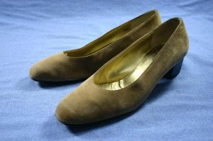 BRUNO MAGLI WOMENS TAN SUEDE MID HEEL PUMPS 8 AA EUC