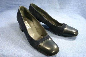 BRUNO MAGLI WOMENS NAVY SUEDE CAP-TOE PUMPS 9 AA EUC