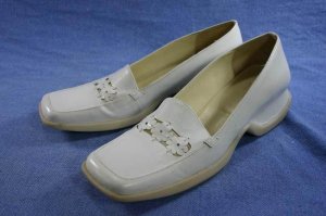 BCBG PARIS WHITE LEATHER WEDGE LOAFERS SHOES 6.5 B