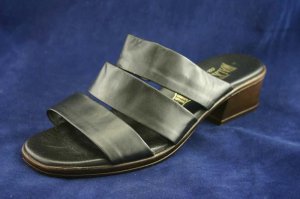 THE WALKING CO WOMENS BLACK LEATHER SANDALS 40/9 M