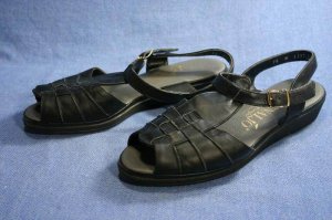 PENALJO USA BLACK LEATHER WALKING SANDALS 7.5 M MINT