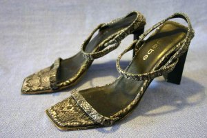 BEBE WOMENS HIGH HEEL GRAY SNAKSKIN SANDALS 7 M
