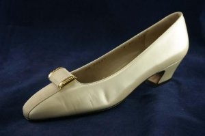 FERRAGAMO WOMENS BONE PEARL LEATHER PUMPS 6 AA MINT