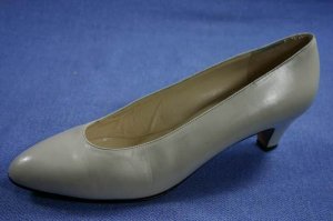 EVINS WOMENS BONE LEATHER MID HEEL PUMPS 7 B