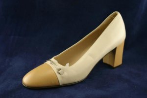 ADRIENNE VITTADINI BEIGE & TAN CAP TOE PUMPS 8 AA EUC