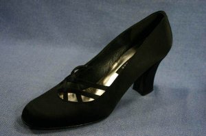 STUART WEITZMAN BLACK SATIN EVENING PUMPS 8 AA MINT