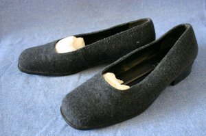 ANN TAYLOR GRAY WOOL FLATS/PUMPS/SHOES 7 M
