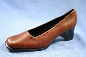 AEROSOLES WOMENS BROWN LEATHER MID HEEL PUMPS 6 B NEW