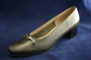 FERRAGAMO WOMENS PEWTER LEATHER BIT PUMPS 7 AA 2A