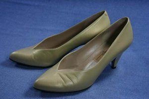 AMALFI OLIVIA GOLD LEATHER LOW CUT PUMPS 6.5 B EUC