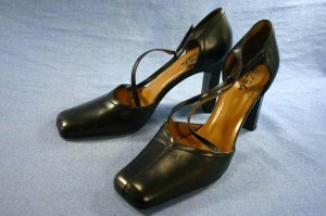 BCBG PARIS BLACK LEATHER X-STRAP HI HEEL PUMPS 8.5 B