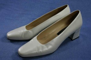 AMALFI BONE PEARL WHITE LEATHER PUMPS 9 AA MINT