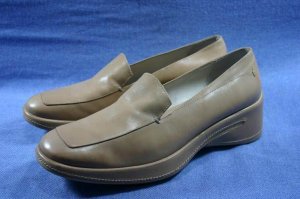BCBG MAX AZRIA TAN LEATHER WEDGE SOLE LOAFERS 9.5 B