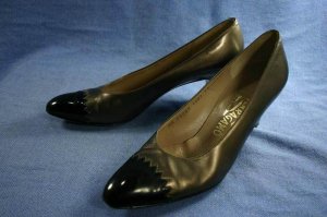 FERRAGAMO PEWTER/BLACK MID-HEEL PUMPS 10 AAAA
