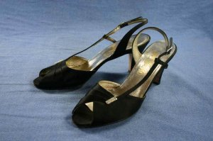 FERRAGAMO BLACK SATIN EVENING SLINGBACK PUMPS 7 AAA
