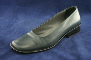 BALLY WOMENS NAVY LEATHER LOW HEEL PUMPS 5.5 B EUC