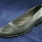 BALLY WOMENS NAVY LEATHER LOW HEEL PUMPS 5.5 B EUC